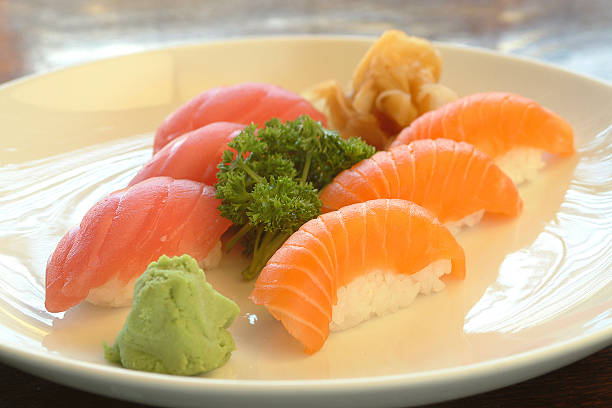niguiri, comida japonesa. - niguiri sushi fotografías e imágenes de stock