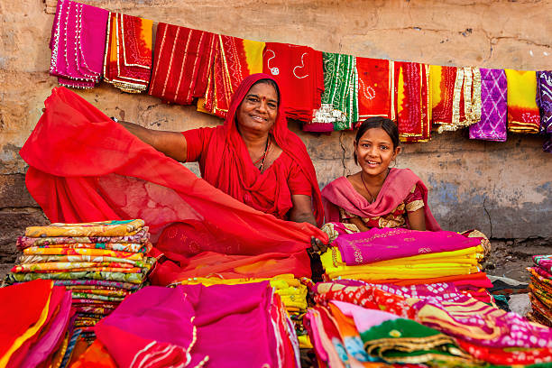 mujer india de vender telas de colores - india indian culture women market fotografías e imágenes de stock