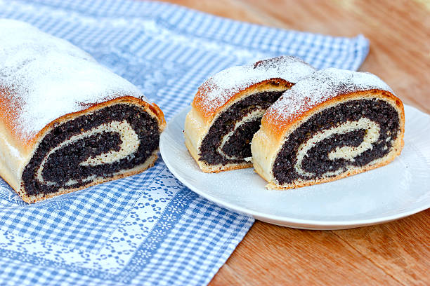 strudel con semi di papavero sul tavolo - stroodle foto e immagini stock