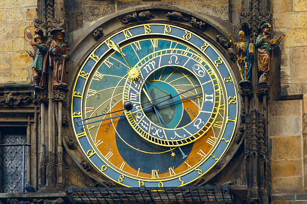 reloj astronómico de praga (orloj) en la plaza de la ciudad antigua - astronomical clock fotografías e imágenes de stock