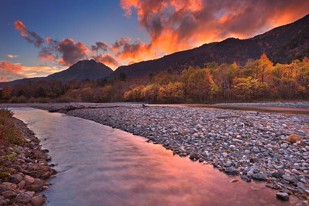 azusa rio em de kamikochi, japão ao pôr-do-sol no outono - kamikochi national park - fotografias e filmes do acervo