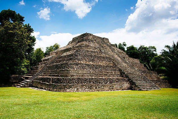 chacchoben precolombiano piramide maya, messico - chacchoben foto e immagini stock
