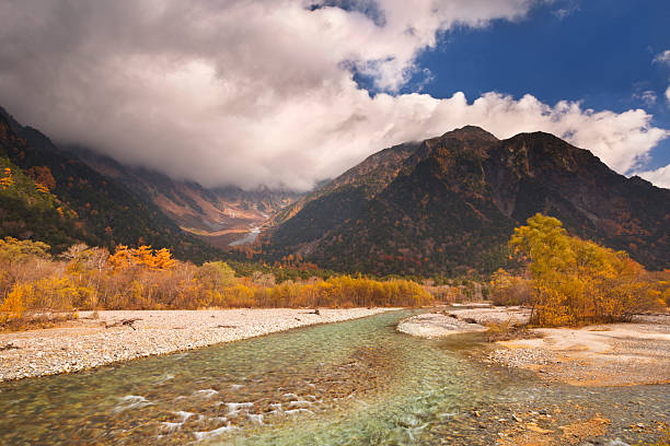 azusa rio e as cores do outono de kamikochi, japão - kamikochi national park - fotografias e filmes do acervo