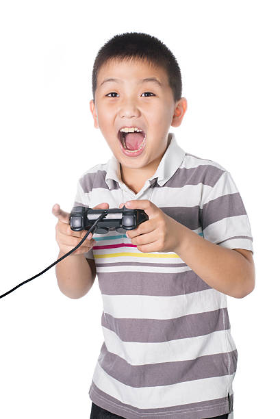 asian boy con un joystick jugar video juegos, aislado - video game child handheld video game little boys fotografías e imágenes de stock