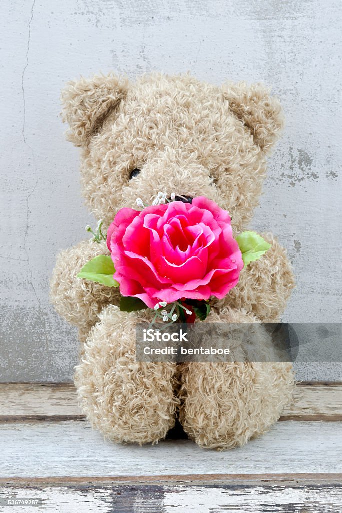 Grazioso Orso Bambola Con Rose Bouquet - Fotografie stock e altre immagini  di 2015 - 2015, Abbracciare una persona, Affettuoso - iStock