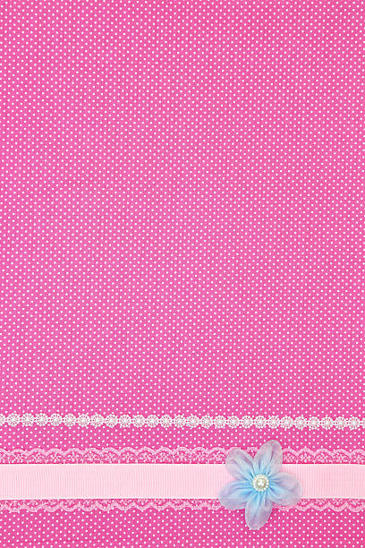 fond textile à pois rose avec ruban et de fleurs - polka dot audio photos et images de collection