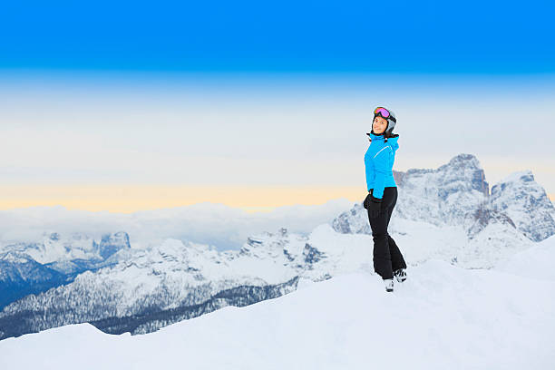 inverno ritratto di una ragazza adolescente neve sciatore - mt snow horizon over land winter european alps foto e immagini stock