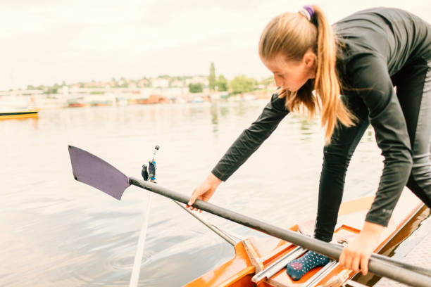 scull individuel d'aviron - skiff photos et images de collection