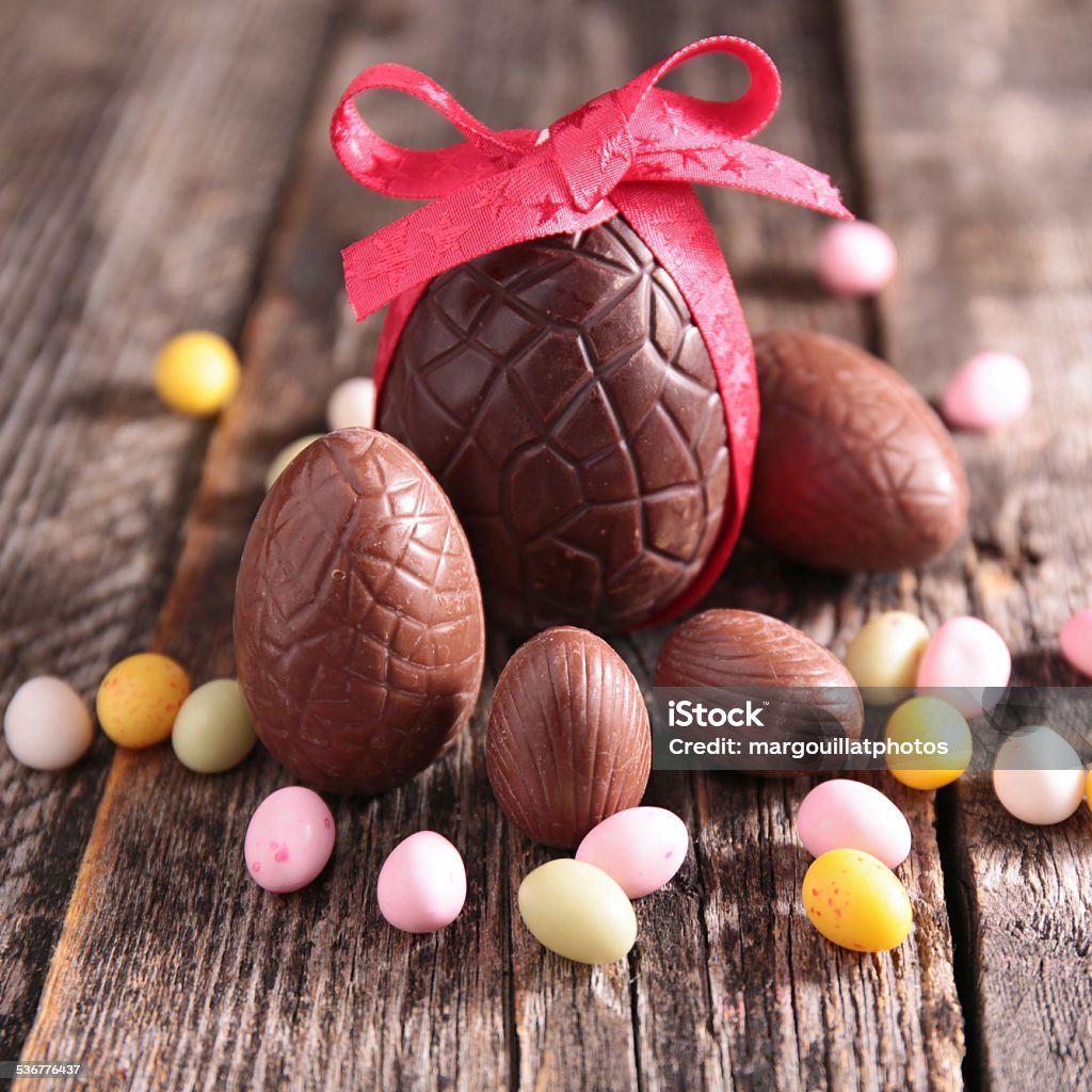 Uovo di Pasqua al cioccolato - Foto stock royalty-free di Cioccolato