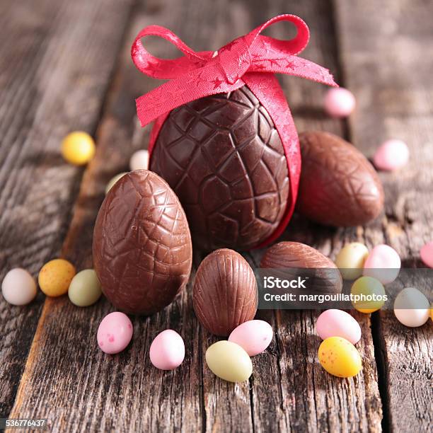 Uovo Di Pasqua Al Cioccolato - Fotografie stock e altre immagini di Cioccolato - Cioccolato, Pasqua, 2015