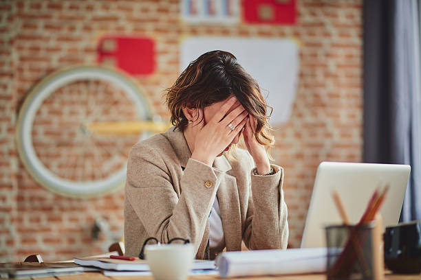 ból głowy w biurze - stress at work zdjęcia i obrazy z banku zdjęć