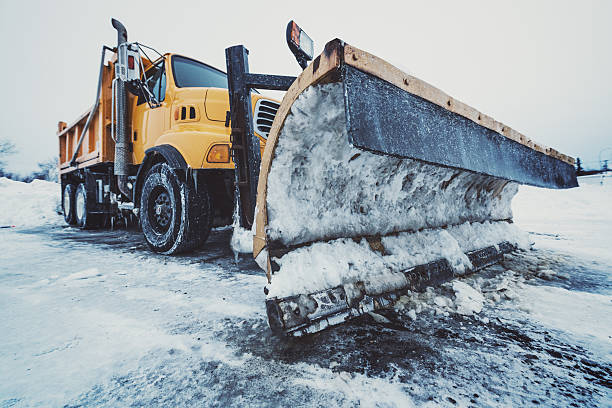 autopista arado de nieve - snowplow snow parking lot truck fotografías e imágenes de stock