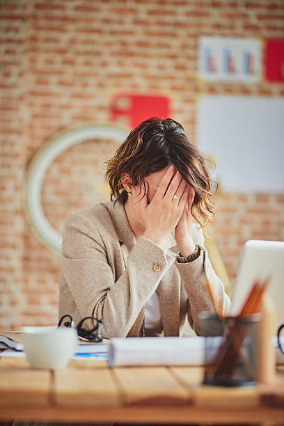 Mal di testa In ufficio - foto stock