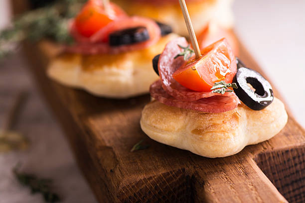 smaczne śniadanie grzanki na drewnianej desce - toast bread berry appetizer zdjęcia i obrazy z banku zdjęć