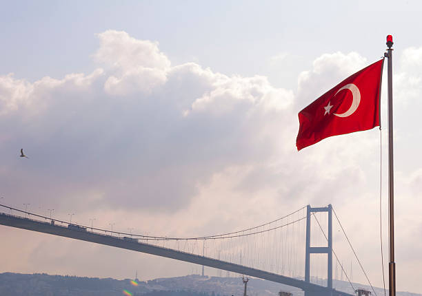 puente del bósforo  - bandera turca fotografías e imágenes de stock