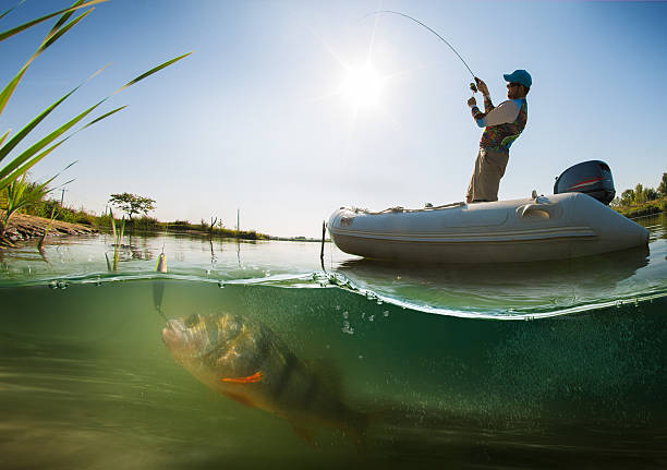 ジョンフィッシングます。漁師のボート。水中の眺め - fishing ストックフォトと画像