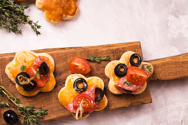 smaczne śniadanie grzanki na drewnianej desce - toast bread berry appetizer zdjęcia i obrazy z banku zdjęć