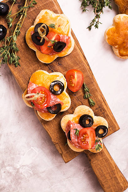 smaczne śniadanie grzanki na drewnianej desce - toast bread berry appetizer zdjęcia i obrazy z banku zdjęć