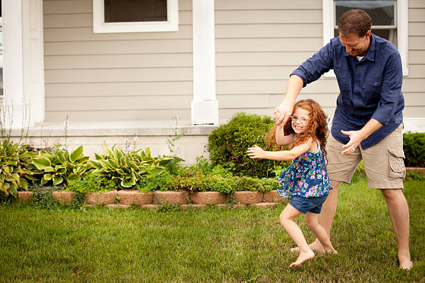 padre feliz bailando con su hija al aire libre - child dancing preschooler outdoors fotografías e imágenes de stock