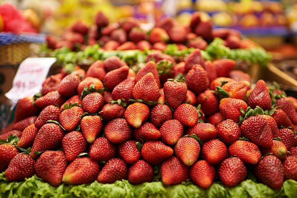 jugoso fresas - mmmm fotografías e imágenes de stock