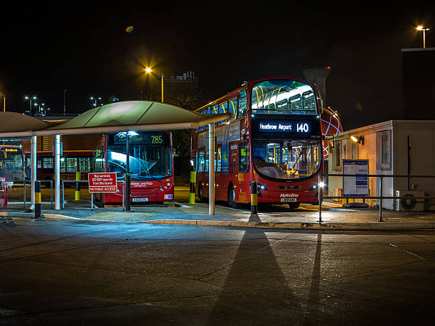 londyn autobusów w nocy - heathrow airport london england airport station zdjęcia i obrazy z banku zdjęć