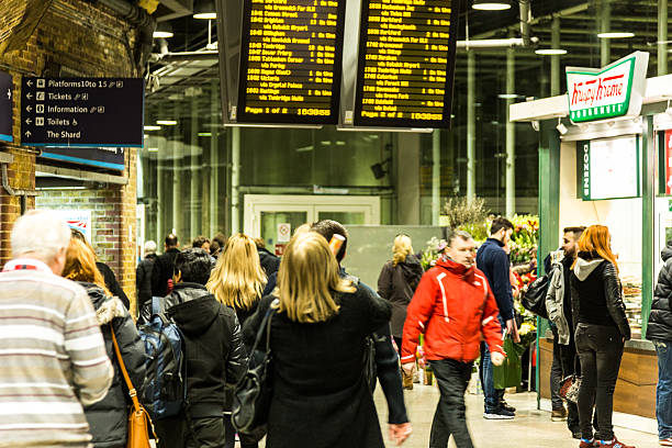 tłum ludzi czekać na dworzec kolejowy london bridge - krispy kreme zdjęcia i obrazy z banku zdjęć