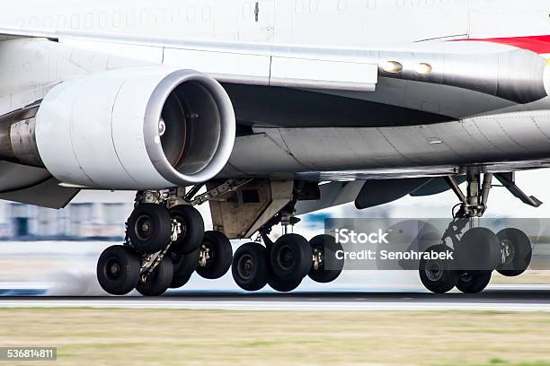 Landing De Engranajes Foto de stock y más banco de imágenes de Avión - Avión, Aterrizar, Vehículo aéreo