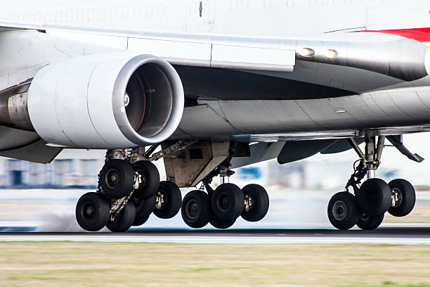 Landing gear Detail of the main landing gear during landing landing touching down stock pictures, royalty-free photos & images