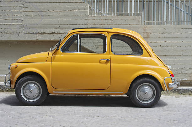 amarillo fiat 500/fiat cinquecento que estacione en sicilia - sicily fiat old car fotografías e imágenes de stock