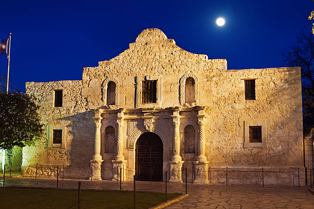 istock Moon Over Alamo Building Facade, San Antonio, Texas 536831531