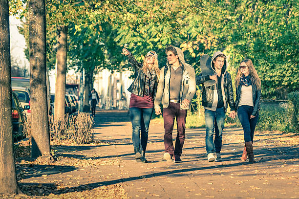 grupo de amigos con los hipsters feliz mejor alternativa estilo de moda - couple old fashioned hipster holding hands fotografías e imágenes de stock