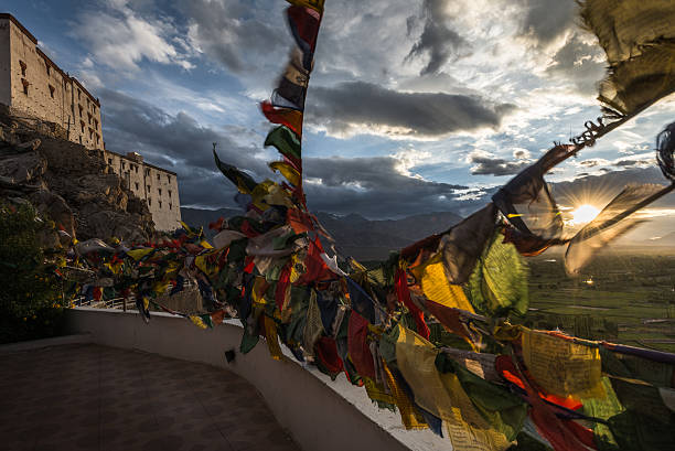 bandera de oración - tibetan buddhism wind tibet horizontal fotografías e imágenes de stock