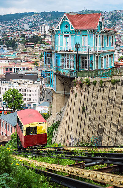 casas históricas vacía en valparaiso, chile - restore ancient ways fotografías e imágenes de stock