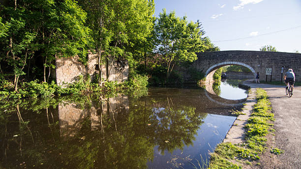 leeds und liverpool canal - aredale stock-fotos und bilder