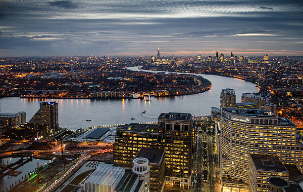 paesaggio urbano di londra - docklands light railway foto e immagini stock