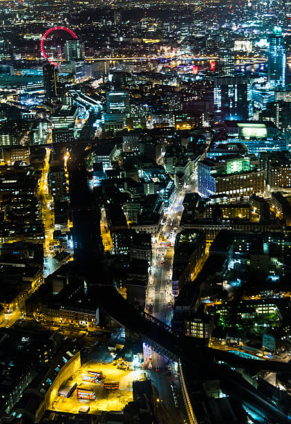 ロンドンの街並みの夜景 - london england thames river millennium wheel aerial view ストックフォトと画像