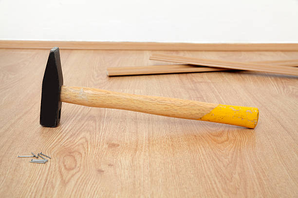 piso laminado de quarto - wood laminate flooring floor nail hammer - fotografias e filmes do acervo