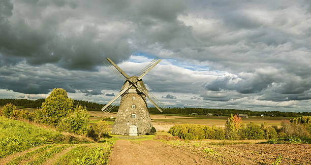 Foto de Vista Sobre Moinho De Vento Medieval Vidzeme Letônia e