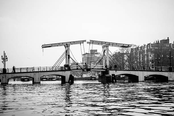 pont maigre skinny bridge, amsterdam - magere brug photos et images de collection
