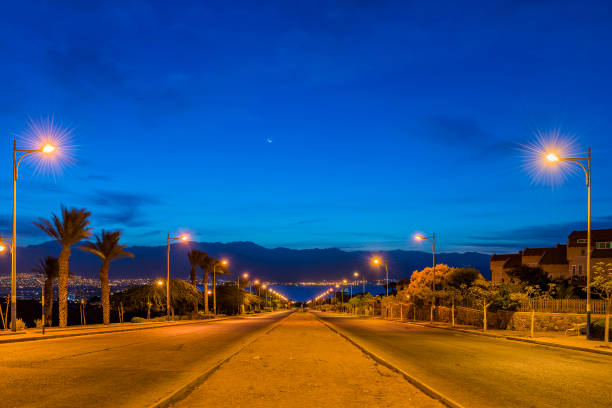 홍해로 달리는 광선 램프가 달린 거리, 에일라트 - negev middle east desert 뉴스 사진 이미지