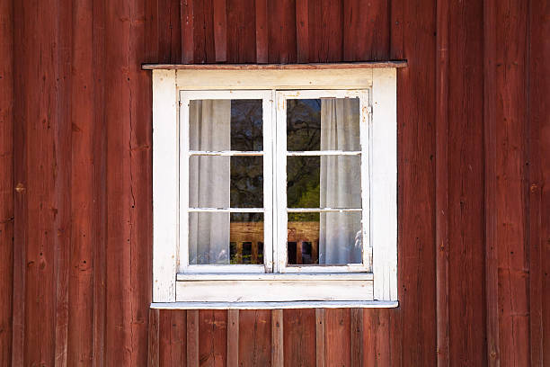 stare drewniane okna z białej ścianie z ramą - red cottage small house zdjęcia i obrazy z banku zdjęć