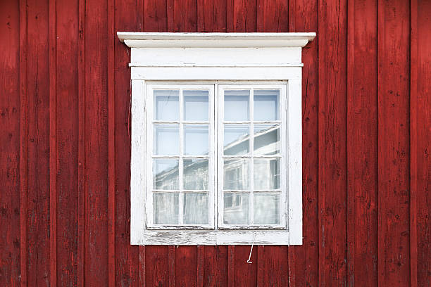 赤い壁、木製のウィンドウ - red cottage small house ストックフォトと画像