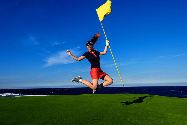 so glücklich gewinnen am golf - golf golf course putting green hole stock-fotos und bilder