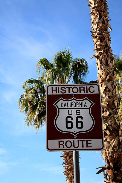 historyczna route 66 oznakowanie stan kalifornia - route 66 california road sign zdjęcia i obrazy z banku zdjęć