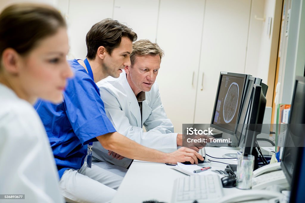Ärzte diskutieren, CAT-Scans auf Monitor - Lizenzfrei Arzt Stock-Foto