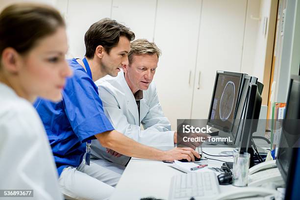 Ärzte Diskutieren Catscans Auf Monitor Stockfoto und mehr Bilder von Arzt - Arzt, Computer benutzen, Computerbildschirm
