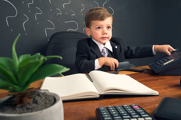 concetto di business manager. giovane bambino in un abito di lavoro - multi tasking efficiency financial advisor business foto e immagini stock