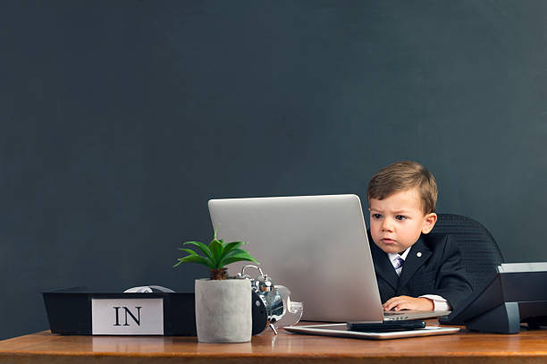 imagem engraçada de jovem rapaz trabalhando em um laptop - multi tasking efficiency financial advisor business - fotografias e filmes do acervo