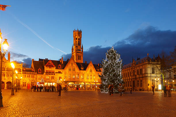 bruges à noël. - flanders bruges dusk building exterior photos et images de collection