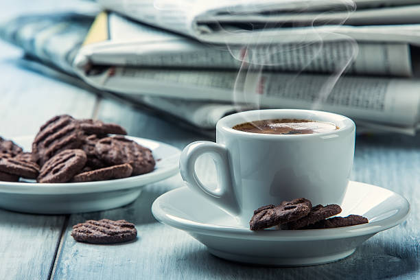 tazza di caffè e cioccolato biscotti e lo sfondo giornale. - single word text text messaging paper foto e immagini stock